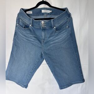torrid Light Wash Denim Jegging Bermuda Shorts 16